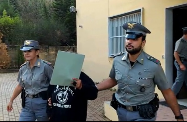VIDEO – Ripresa dalle telecamere di sorveglianza  mentre incendia area protetta nel Cosentino, arrestata