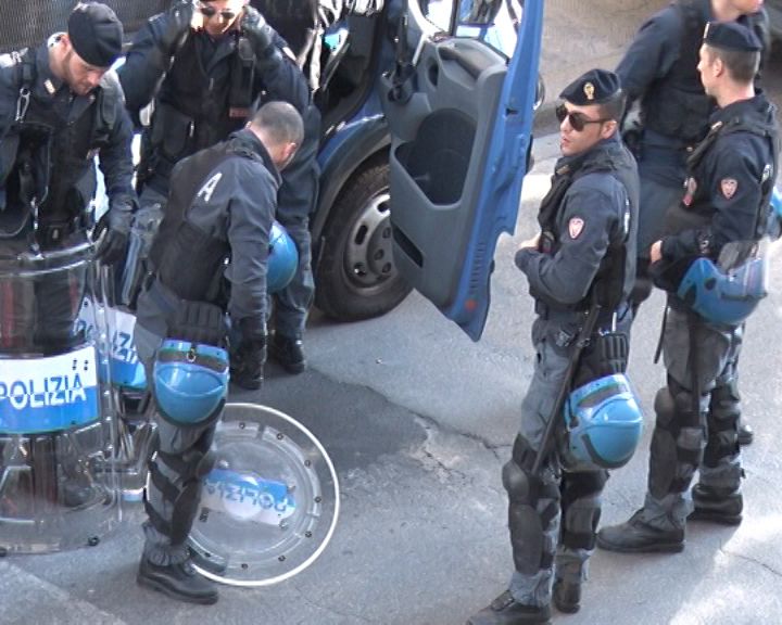 Personale della polizia in tenuta antisommossa