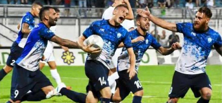 Romeo Papini (al centro, col pallone) nell'esordio con gol alla prima di Coppa Italia Tim