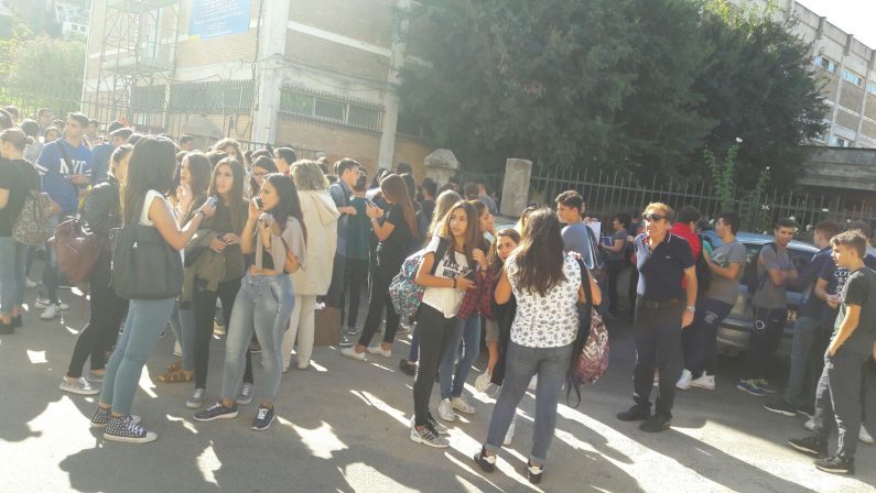 FOTO – Terremoto nel Vibonese, paura tra la gente  Studenti in strada e lezioni sospese nelle scuole