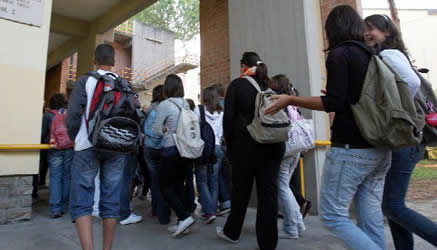 Studenti all'ingresso di una scuola