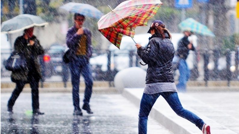 Domenica con il maltempo, la Protezione civileindica temporali e grandine sulla Calabria