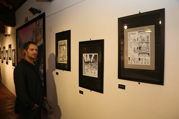 Claudio Santamaria visita la mostra su Andrea Pazienza al Museo del Fumetto di Cosenza