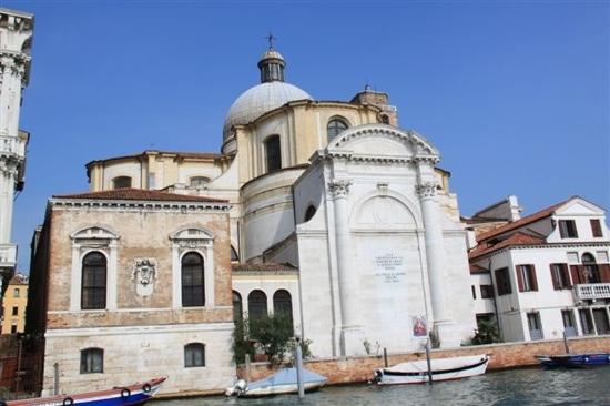 Docente catanzarese fa la pipì sul muro di una chiesaMaxi multa a Venezia: dovrà pagare 10mila euro
