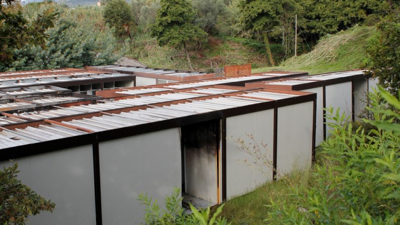 Bruciati cinque container destinati alla Caritas a Lamezia Terme: trovata bottiglia con liquido infiammabile