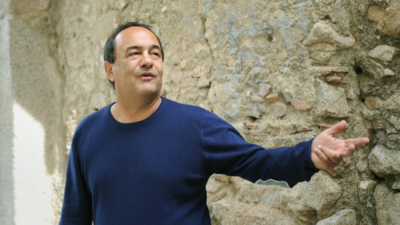 Il sindaco di Riace Mimmo Lucano devolve ai terremotati il premio per la Cultura Mediterranea della Fondazione Carical