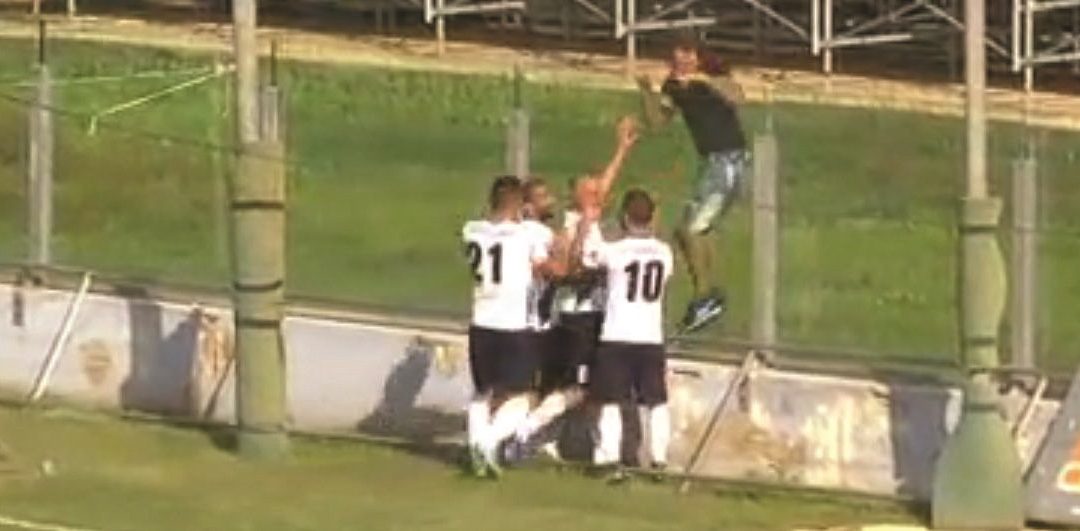 L'esultanza di Iannini dopo il gol del vantaggio del Matera