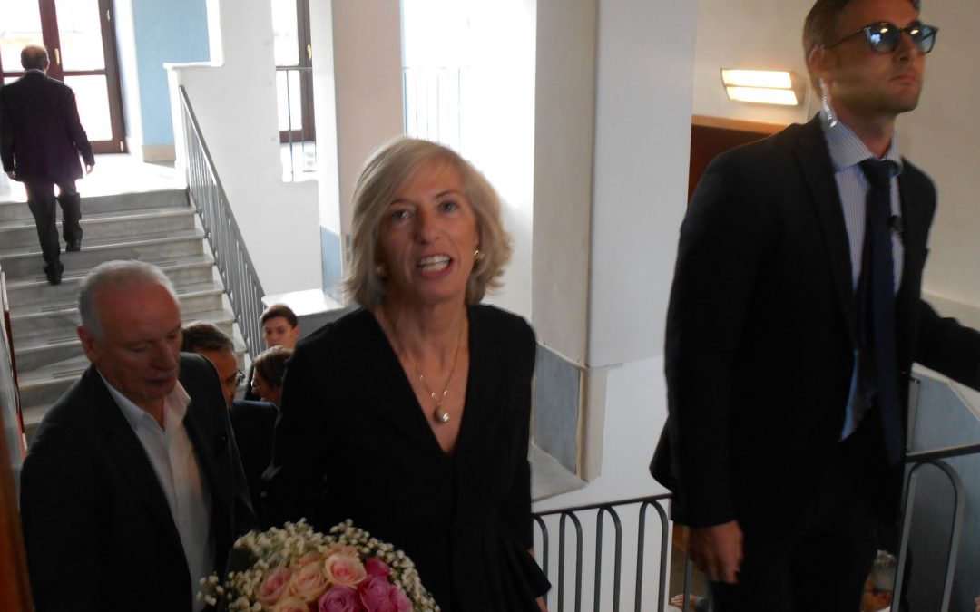 Il Ministro Giannini ad Avellino: gli alunni l’appaudono, i precari della scuola protestano