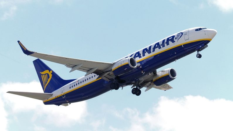 Passeggeri fuori dall'aereo per far viaggiare turistiLamezia, Ryanair precisa: «Solo un problema tecnico»