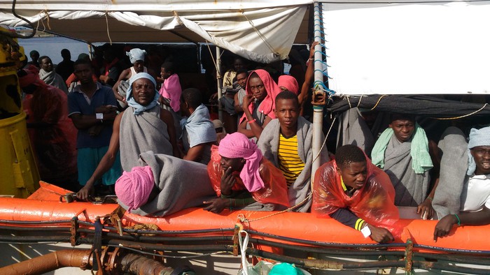 Ancora uno sbarco di migranti in Calabriaa Crotone oltre 600 persone, tre morte a bordo