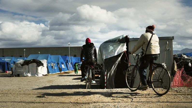 Rogo nella tendopoli di San Ferdinando, lunedì la marcia dei migranti