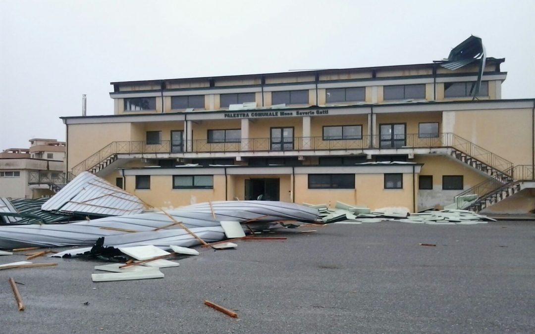 FOTO – Maltempo in Calabria, tetti scoperchiati a Lamezia