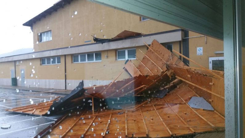 Maltempo, nubifragi e trombe d'aria in varie zone della CalabriaA Lamezia scoperchiati tetti, danni a scuole e stazioni ferroviarie