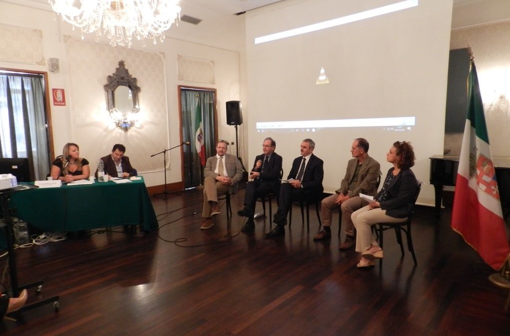 Un momento della presentazione a Napoli tra gli altri Gerardo Travaglio e Francesco Canestrini