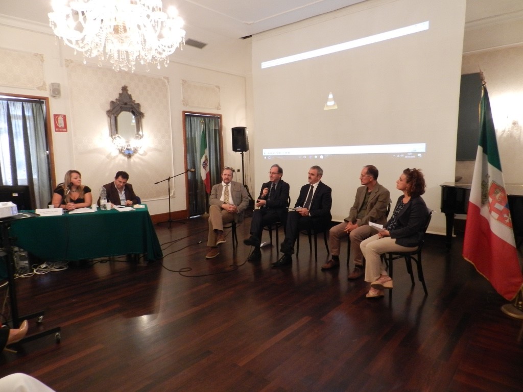 Un momento della presentazione a Napoli tra gli altri Gerardo Travaglio e Francesco Canestrini.jpg