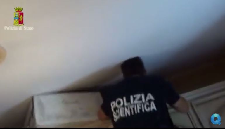 VIDEO – Ecco il boss Pelle che esce da dietro l’armadio