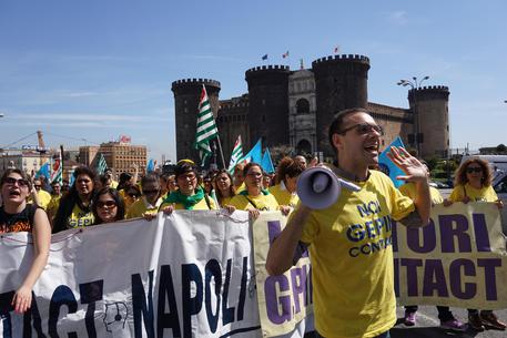 Vertenza Almaviva, la protesta torna in strada: petardi e fumogeni a Napoli