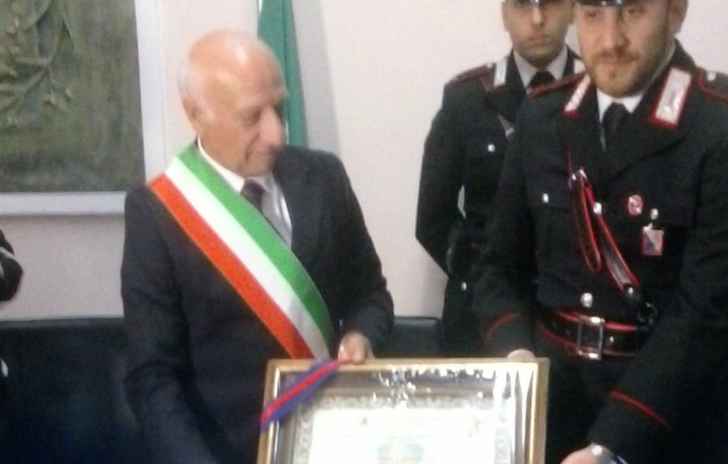 Il sindaco Cuzzola durante la cerimonia in Comune