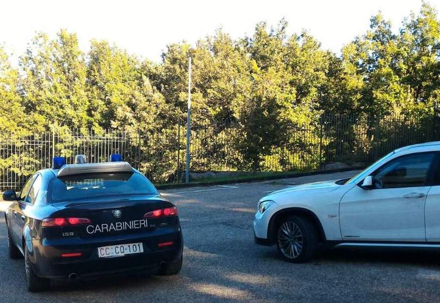 Abbandonano l’auto rubata e fuggono: Carabinieri in cerca dei malviventi