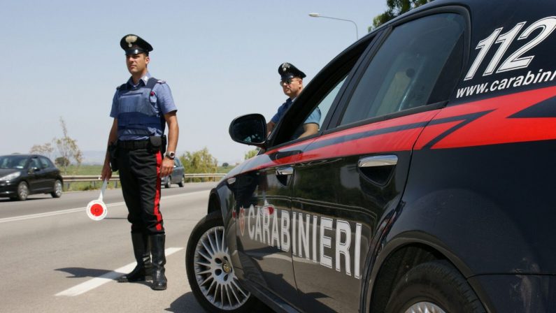 Carabinieri investiti da auto in fuga nel napoletano