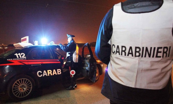 Fugge all'alt dei carabinieri e provoca incidenteArrestato un uomo a Reggio, due feriti nello scontro