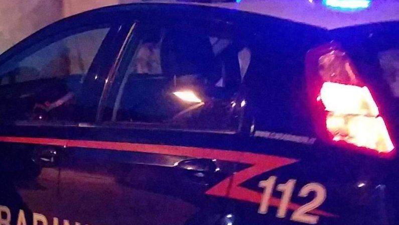 Apprezzamento ad una donna e scoppia la rissaCinque arresti a Cosenza: 2 feriti a colpi di bottiglia