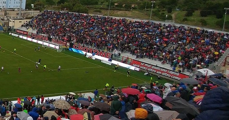 La curva Sud dei tifosi del Crotone