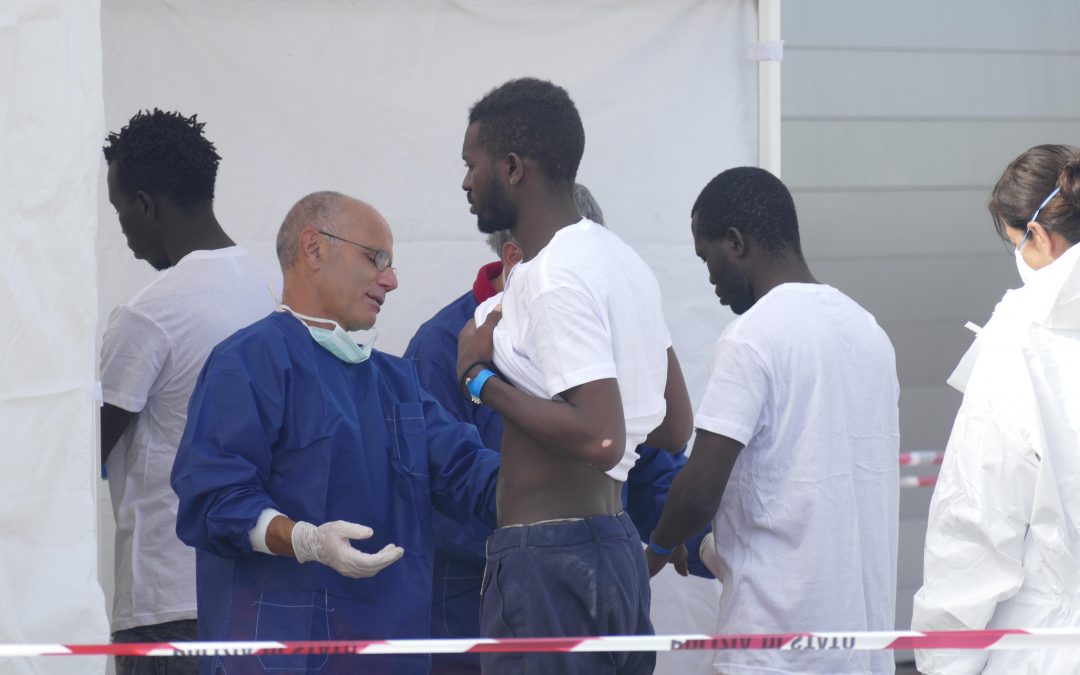I controlli medici dopo lo sbarco a Crotone (Foto Agostino D'Urso)