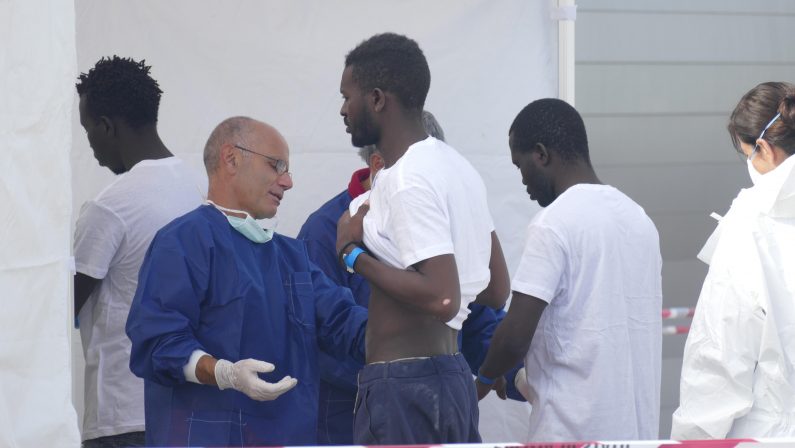 A Crotone nave Guardia costiera carica di migrantiSono 358 persone, riscontrati vari casi di scabbia