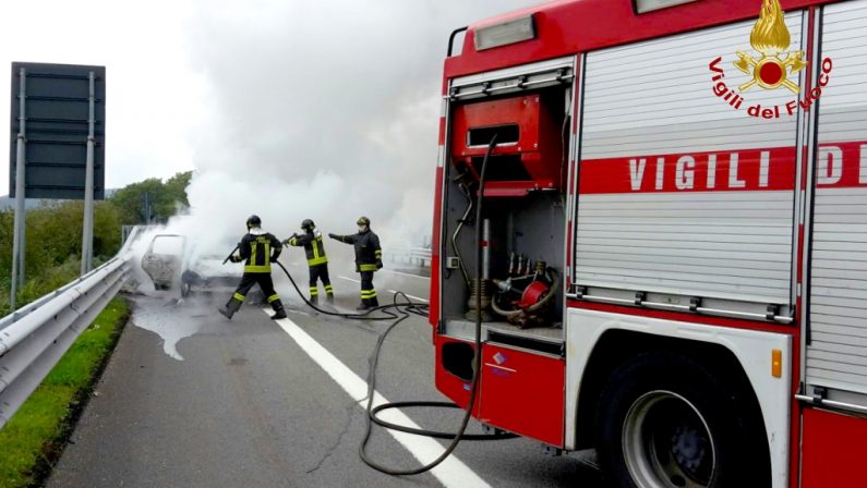 A fuoco due auto sulla Napoli Canosa: donna si sente male