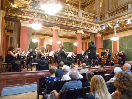 Pasquale Menchise mentre dirige l'orchestra del San Carlo al Musikverein di Vienna il 1° ottobre 2016