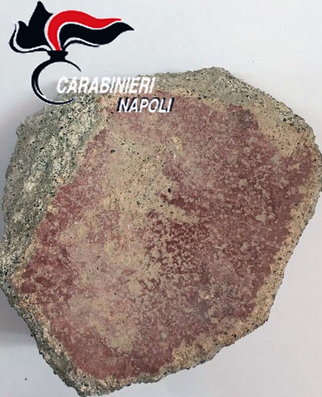 Pompei, turisti olandesi tentato di rubare pietra affrescata
