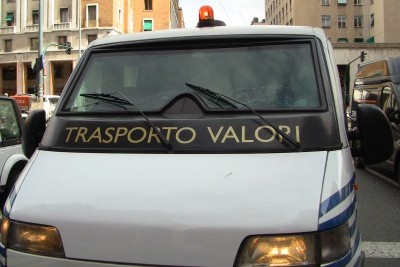 Portavalori aggredito e derubato, bottino di 180mila euro