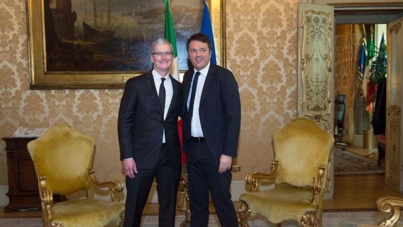 Napoli celebra l'apertura delle prima scuola europea targata Apple. Renzi: se riparte il Sud, riparte l'Italia