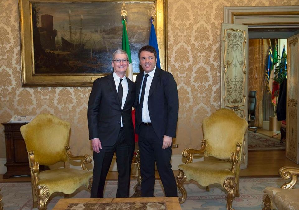 Napoli celebra l’apertura delle prima scuola europea targata Apple; Renzi: se riparte il Sud, riparte l’Italia