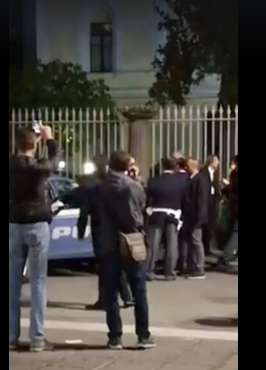 Momenti di tensione all’uscita del Ministro Stefania Giannini dal Convitto di Avellino. Stante alle prime ricostruzioni ed alcuni video amatoriali realizzati dal passati (GUARDA QUI) il foto invitio di Striscia la Notizia, l’irpino Luca Abete ha tentato d