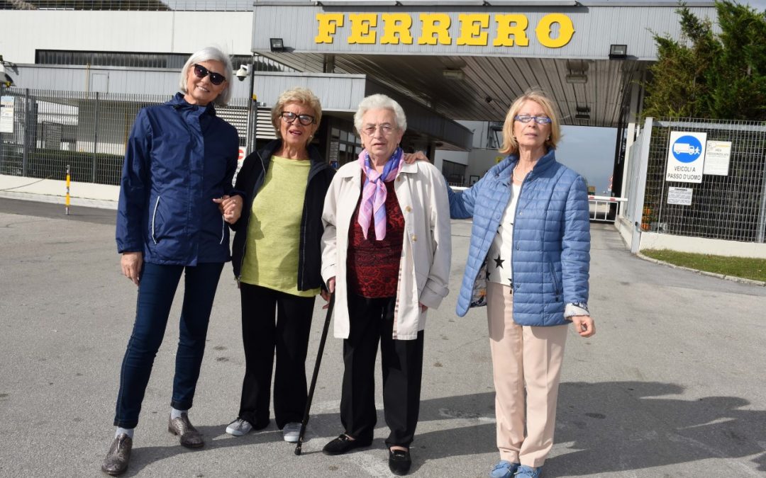 Le 4 nonne dello spot Kinder davanti allo stabilimento di Balvano (PZ)