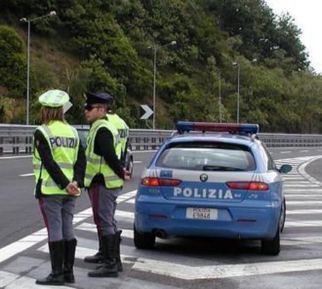 Sul posto è intervenuta la polizia stradale