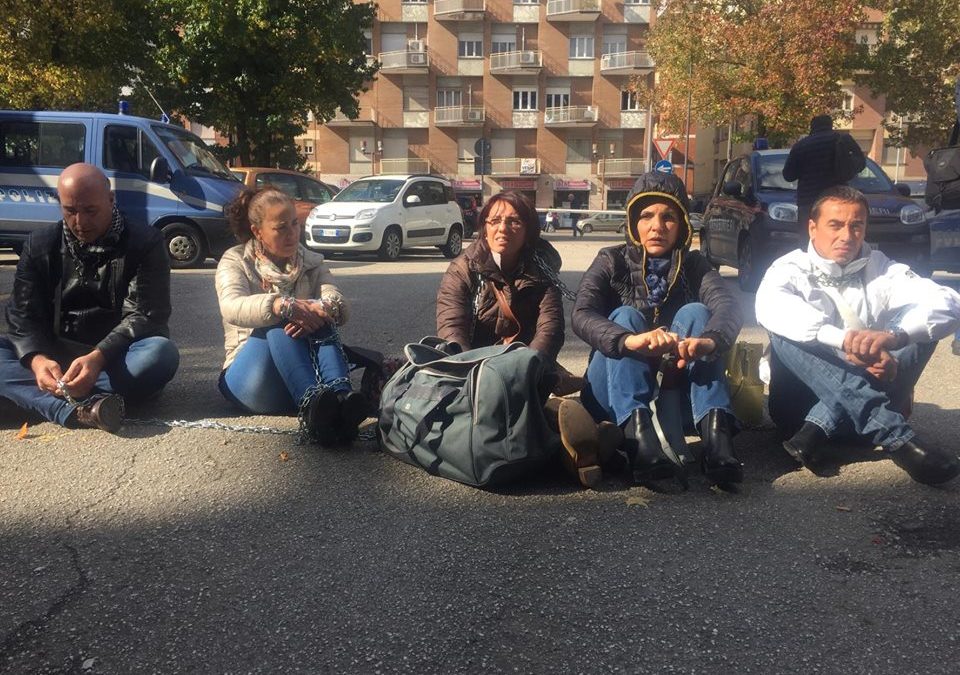 Strage del bus sulla Napoli- Canosa, le associazioni escluse dal processo e i familiari delle vittime si incatenano: li avete uccisi due volte