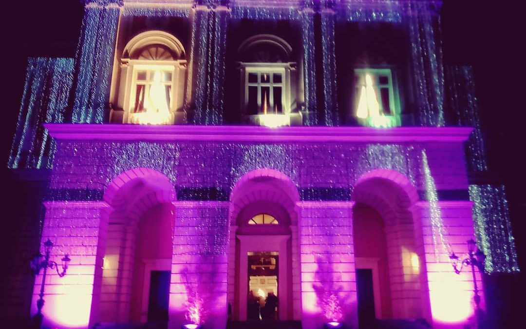 Il teatro Rendano illuminato di rosa