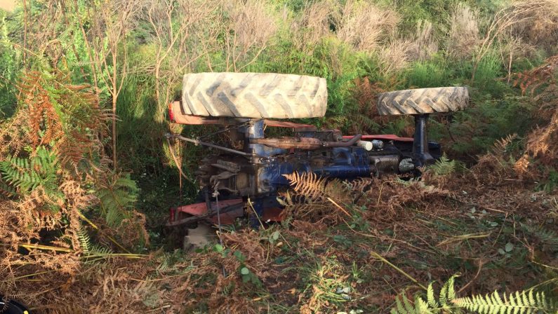 Giovane muore schiacciato dal trattore nel ViboneseStava lavorando in un podere insieme al fratello