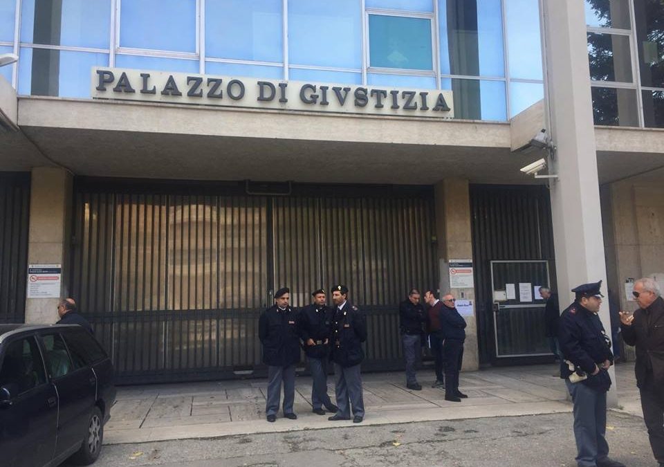 Prima insulti su facebook, poi calci e pugni davanti alla Scuola: assolta 17enne di Avellino