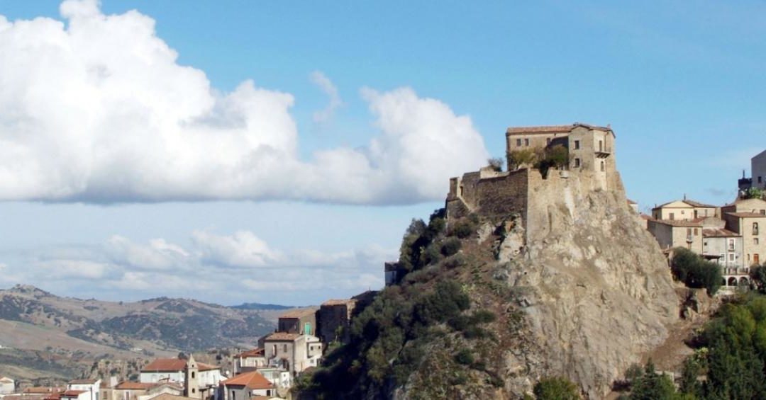 Uno scorcio di Valsinni (MT) con il suo suggestivo castello