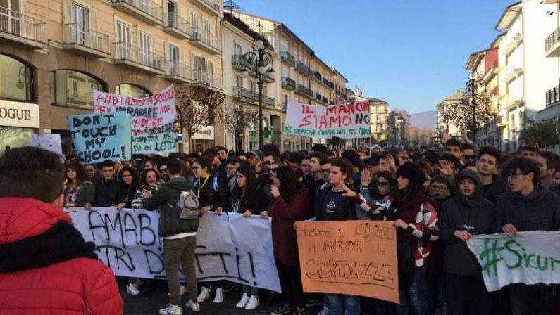 VIDEO- Avellino, caos scuole: gli alunni protestano verso la Provincia