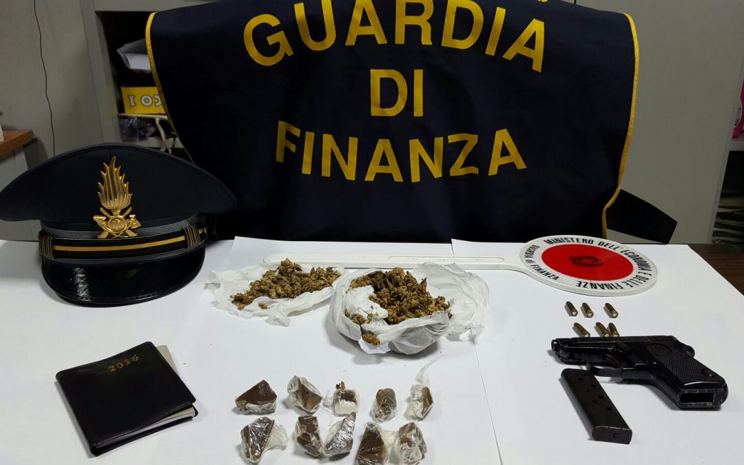 Le armi e la droga sequestrate
