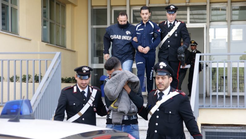Crotone, i figli dei boss della 'ndrangheta localesi dedicavano alle rapine a mano armata, 5 arresti