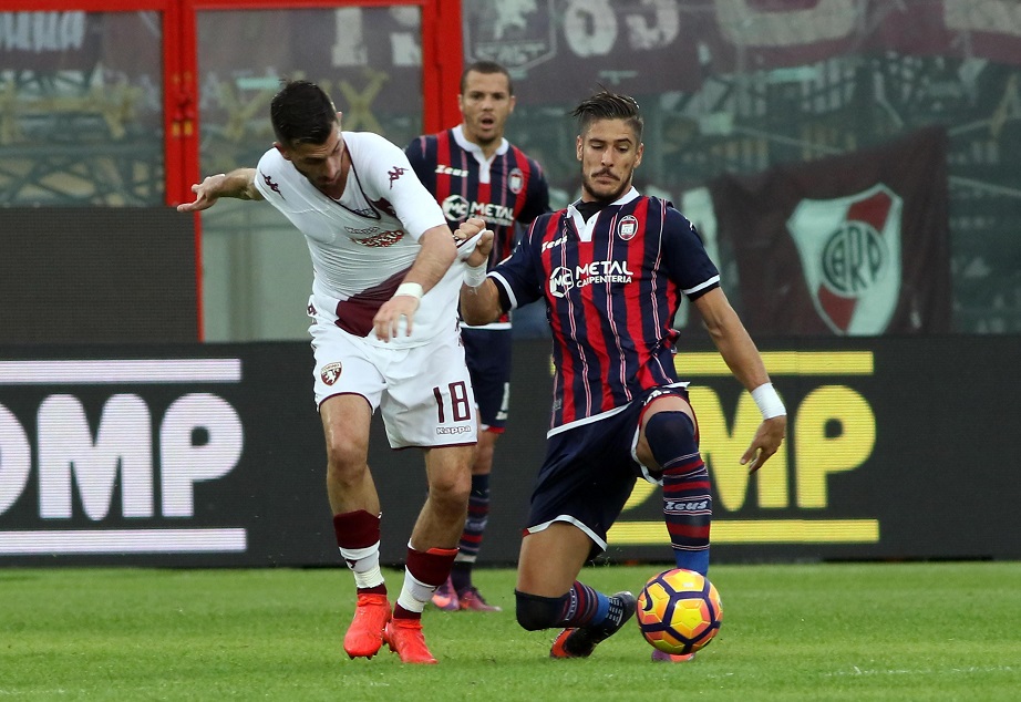 Falcinelli contrasta Valdifiori durante Crotone-Torino