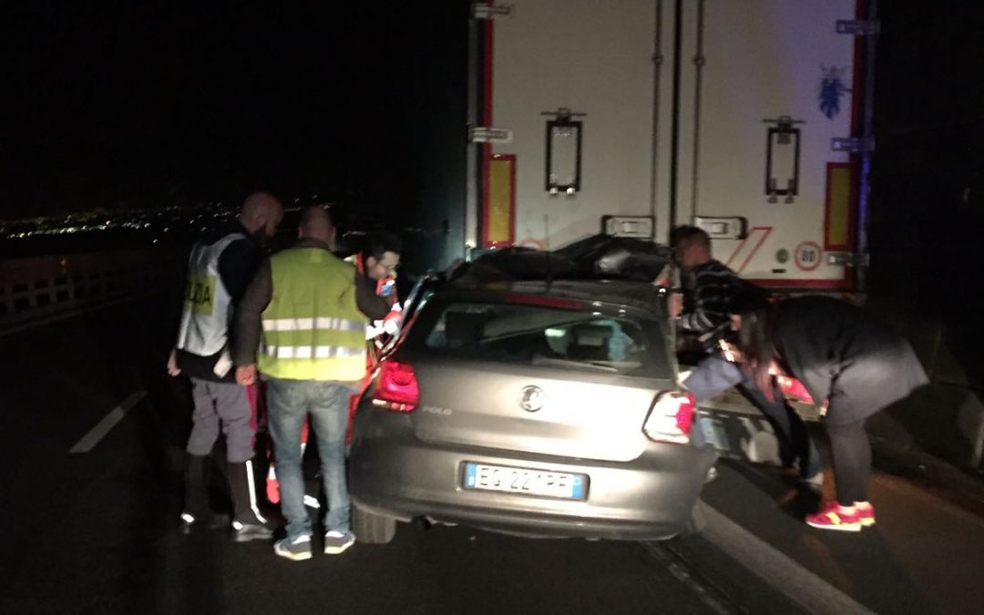 Scontro mortale sull’autostrada nei pressi di Vibo Valentia  Coinvolti un’auto e un tir: un morto e un ferito grave