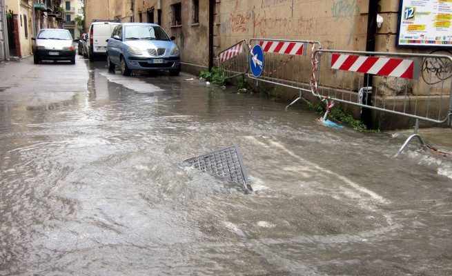 Ancora forte maltempo in Calabria, nuova allertaUna frana ha provocato la chiusura della statale 18