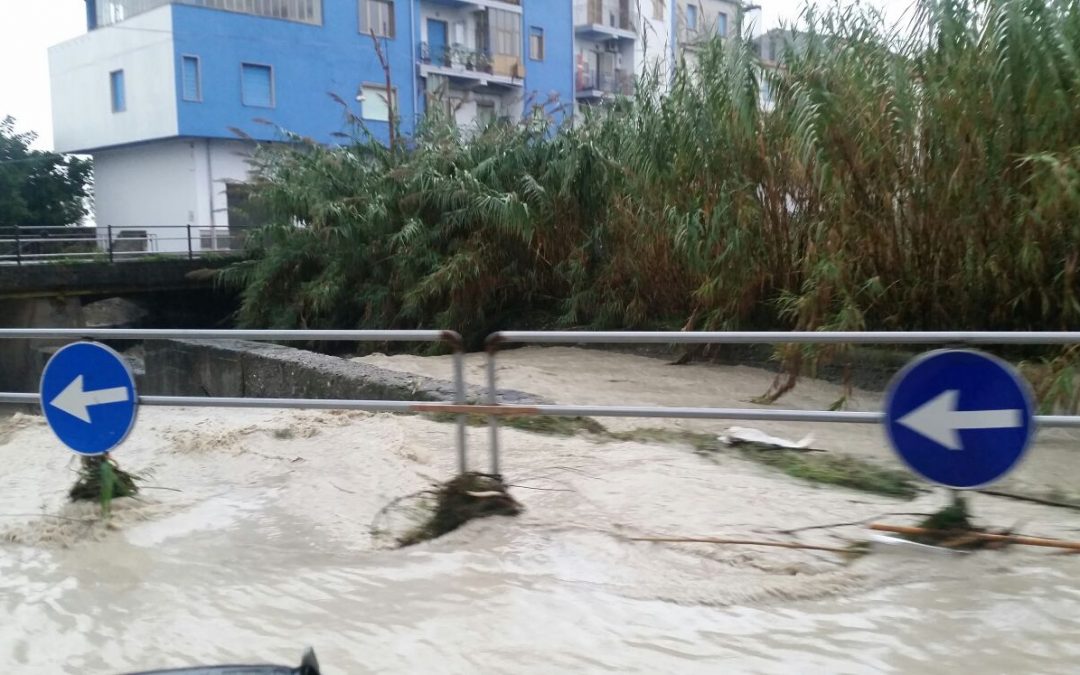 Immagini di maltempo nel reggino con strade letteralmente trasformate in fiumi